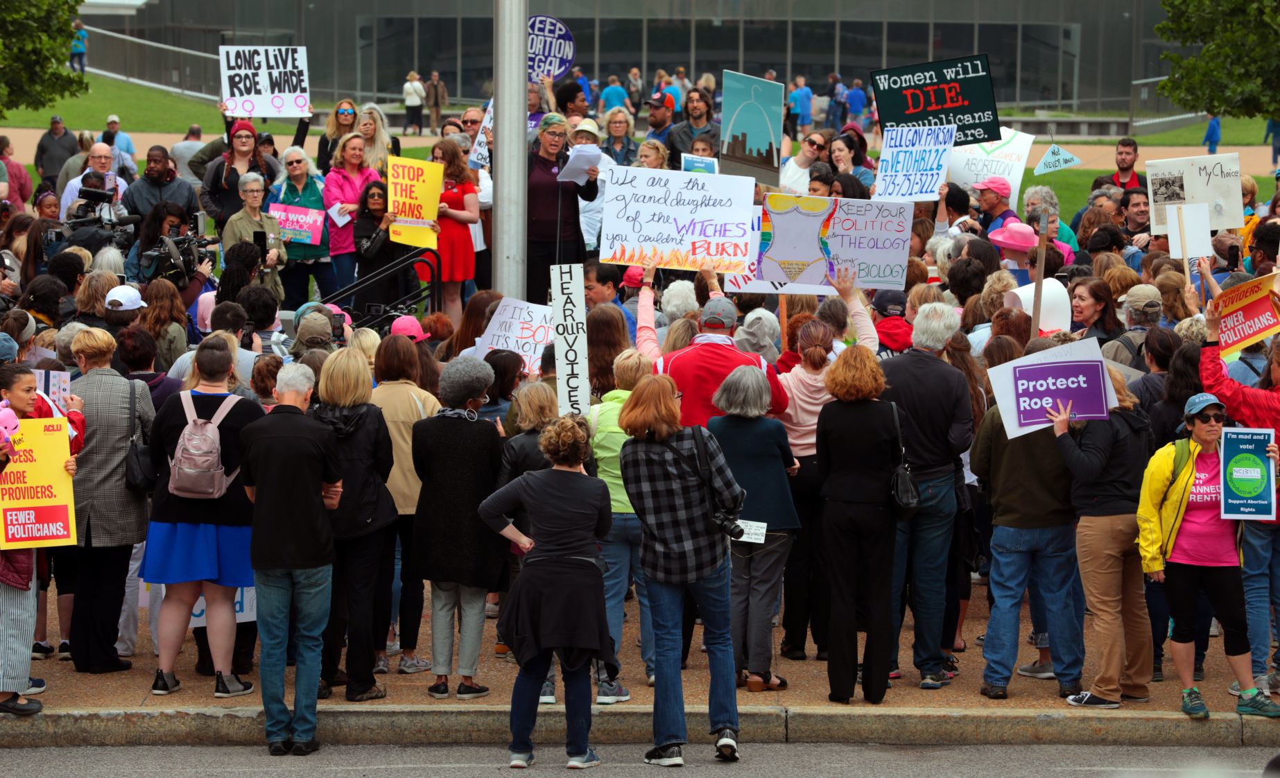 Hundreds rally for abortion rights